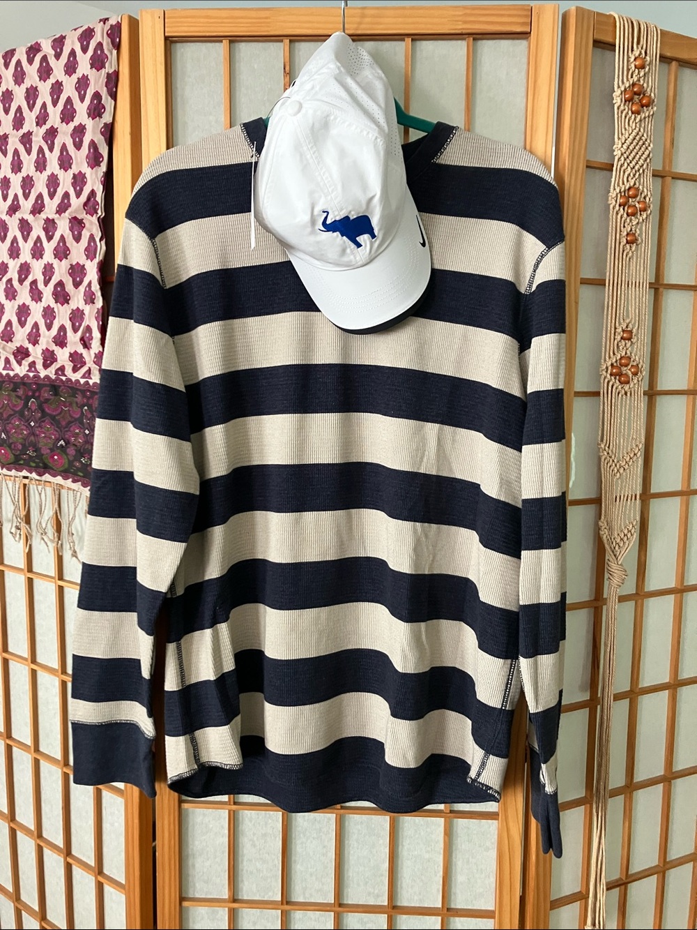 GAP Men Navy & Cream Striped Crew Neck Waffle Tee w Contrast Stitching